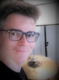 Der Schlagzeuglehrer. Ihm macht es freude anderen das Schlagzeugspielen zu unterrichten Der Schlagzeuglehrer in Augsburg bei Drumdrive-Clauspeter Marker